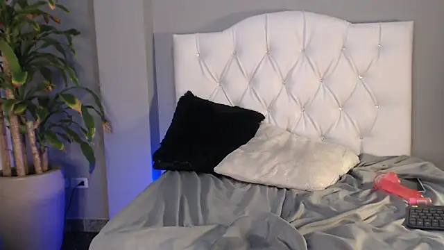 fernandaqueens online show from March 13, 5:18 pm