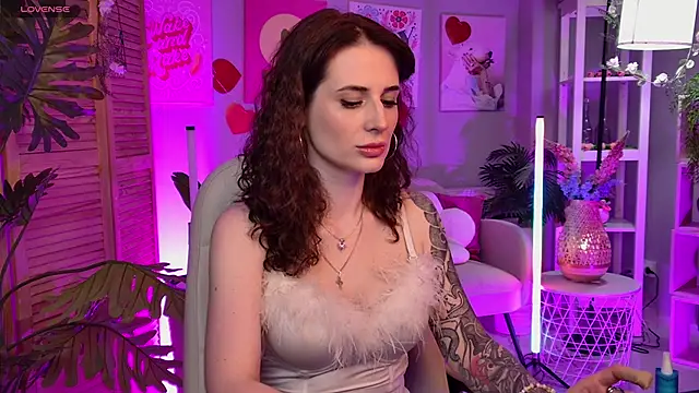 Snapshot of OliviaMcClean chatting on June 17, 2:40 pm OliviaMcClean online show from June 17, 2:40 pm