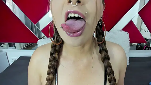 nicollewayne10 online show from October 18, 10:10 pm