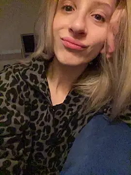 Snapshot of amorearte_m chatting on December 15, 6:06 am amorearte m online show from December 15, 6:06 am