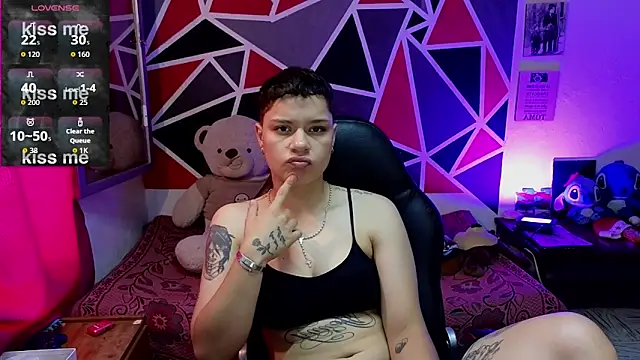 Snapshot of demimoore222 chatting on December 19, 3:19 pm demimoore222 online show from December 19, 3:19 pm