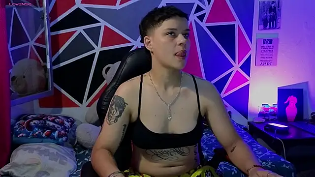 Snapshot of demimoore222 chatting on January 6, 12:25 am demimoore222 online show from January 6, 12:25 am