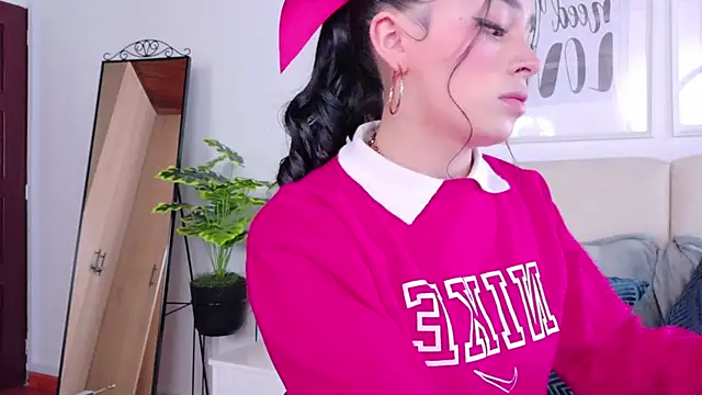 SaritaBratz online show from December 13, 8:25 pm