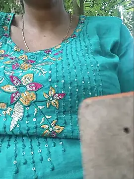 Snapshot of Sexyradha_ chatting on May 23, 4:29 am Sexyradha online show from May 23, 4:29 am