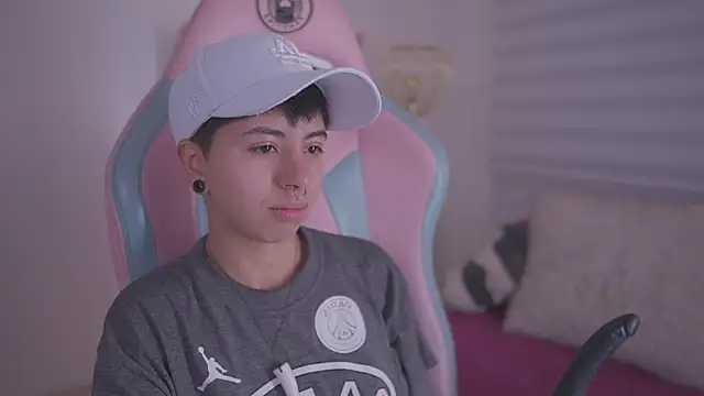 Snapshot of tommy_blue chatting on November 19, 12:38 pm tommy blue online show from November 19, 12:38 pm