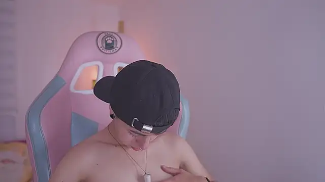 Snapshot of tommy_blue chatting on November 24, 12:27 pm tommy blue online show from November 24, 12:27 pm