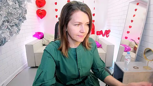 Snapshot of NicoleHitman chatting on March 10, 9:32 am NicoleHitman online show from March 10, 9:32 am