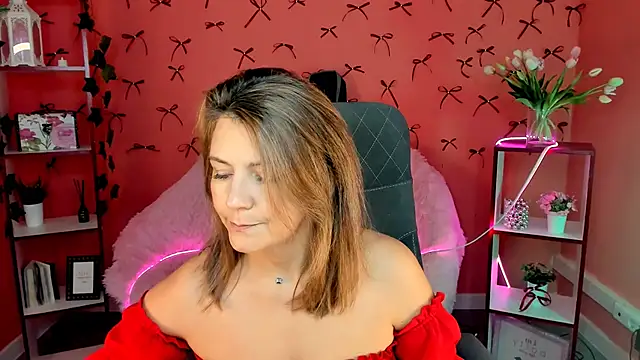 Snapshot of NicoleHitman chatting on September 18, 5:20 am NicoleHitman online show from September 18, 5:20 am