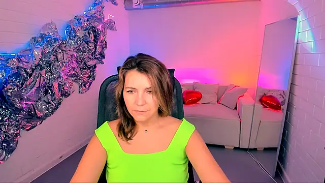 Snapshot of NicoleHitman chatting on October 12, 5:17 am NicoleHitman online show from October 12, 5:17 am