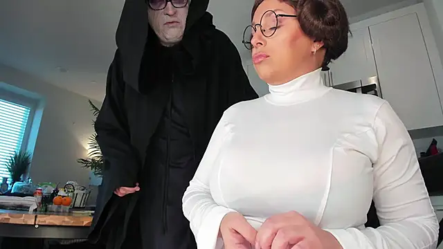 Snapshot of realtoxxxxmaria chatting on October 30, 5:35 pm realtoxxxxmaria online show from October 30, 5:35 pm