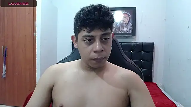 Snapshot of Alejandroo_22 chatting on March 19, 8:00 pm Alejandroo 22 online show from March 19, 8:00 pm