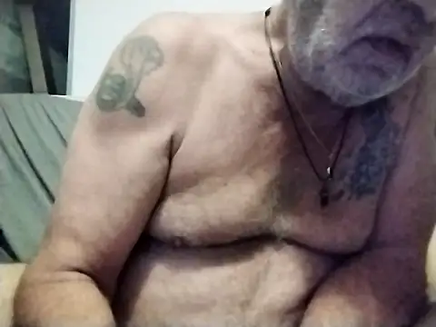 Snapshot of coolbrady17 chatting on March 18, 11:31 pm coolbrady17 online show from March 18, 11:31 pm