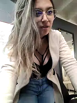 Isabella Varella online show from March 21, 1:45 pm