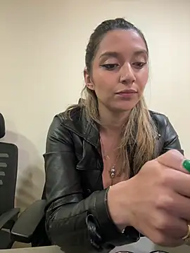 Isabella Varella online show from March 11, 12:33 pm