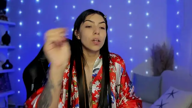 Snapshot of Saraa_Desiree chatting on December 3, 9:24 pm Saraa Desiree online show from December 3, 9:24 pm