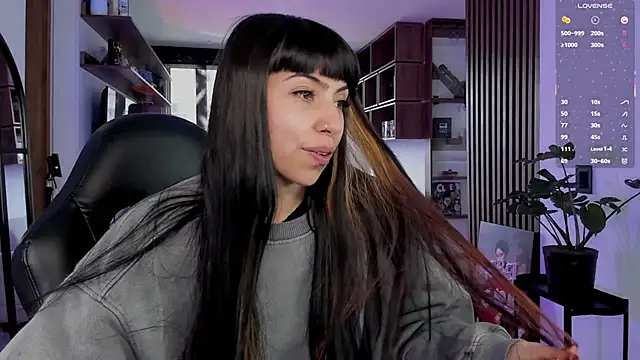 Saraa Desiree online show from March 5, 8:49 pm