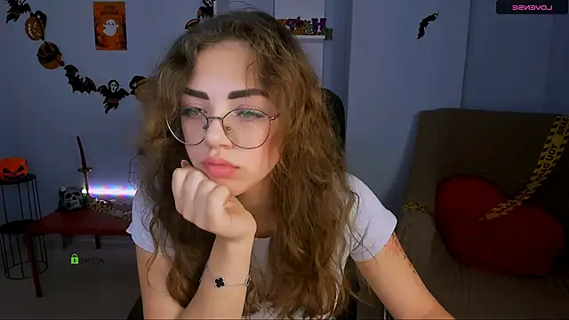 Snapshot of kiki_swan chatting on October 28, 6:50 am kiki swan online show from October 28, 6:50 am