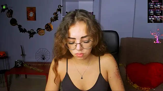 Snapshot of kiki_swan chatting on October 29, 7:43 am kiki swan online show from October 29, 7:43 am