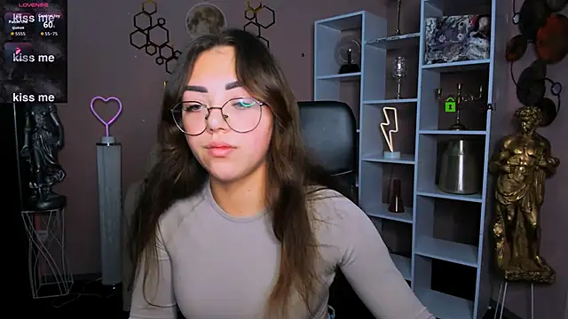 Snapshot of kiki_swan chatting on November 21, 9:30 am kiki swan online show from November 21, 9:30 am