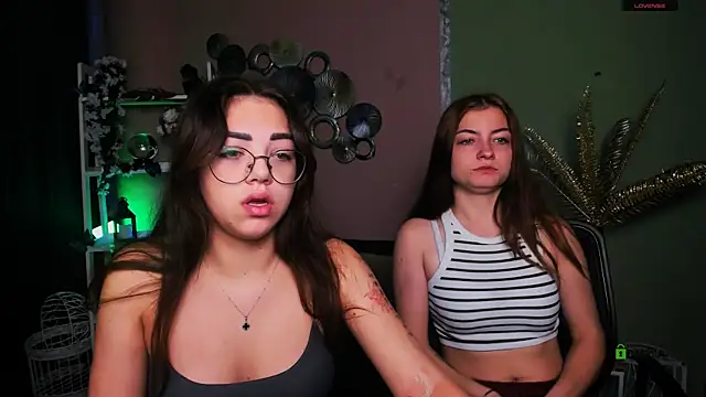 Snapshot of kiki_swan chatting on November 26, 6:47 am kiki swan online show from November 26, 6:47 am