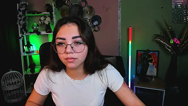 Snapshot of kiki_swan chatting on December 3, 9:07 am kiki swan online show from December 3, 9:07 am