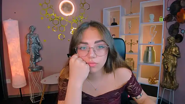 Snapshot of kiki_swan chatting on July 2, 5:57 am kiki swan online show from July 2, 5:57 am