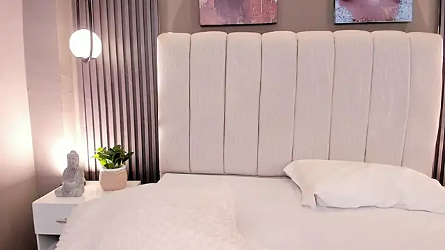 Snapshot of GiannaColling1 chatting on December 13, 8:36 pm GiannaColling1 online show from December 13, 8:36 pm