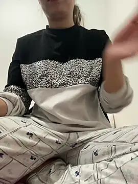 saraaxx1 online show from May 2, 4:01 pm