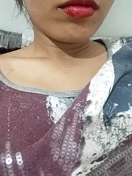 saraaxx1 online show from May 7, 10:59 pm