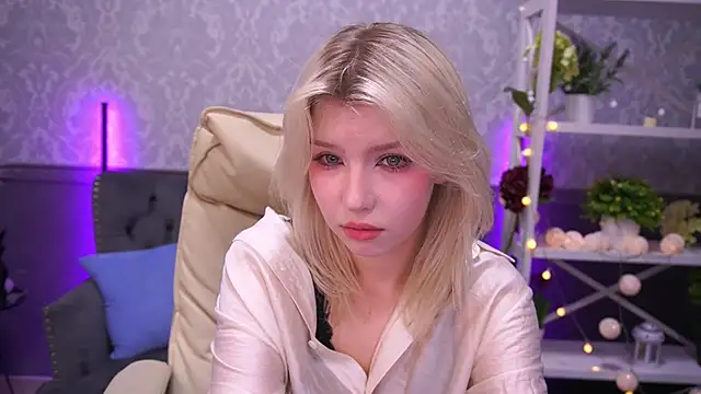 Snapshot of SelenaIris chatting on March 7, 8:45 am SelenaIris online show from March 7, 8:45 am