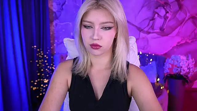 Snapshot of SelenaIris chatting on September 18, 7:32 am SelenaIris online show from September 18, 7:32 am