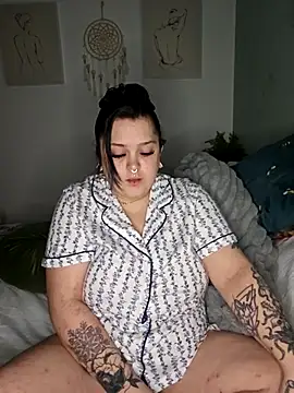 Snapshot of Saucy-Serenity chatting on May 6, 10:37 pm Saucy-Serenity online show from May 6, 10:37 pm
