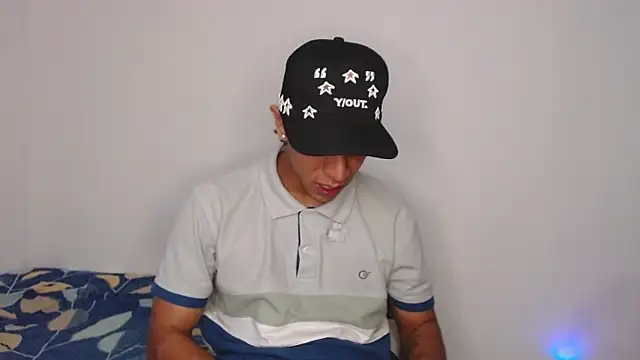 Snapshot of Monkey_uchiha777 chatting on November 18, 8:24 pm Monkey uchiha777 online show from November 18, 8:24 pm