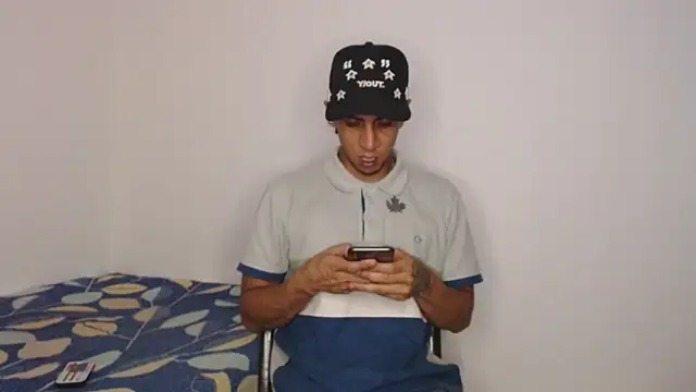 Snapshot of Monkey_uchiha777 chatting on November 27, 1:29 am Monkey uchiha777 online show from November 27, 1:29 am