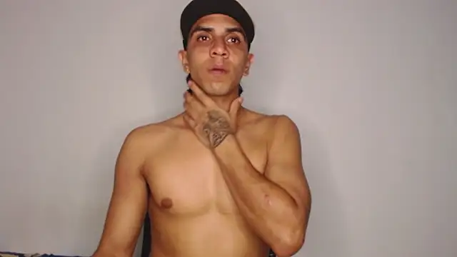 Snapshot of Monkey_uchiha777 chatting on December 13, 11:10 pm Monkey uchiha777 online show from December 13, 11:10 pm