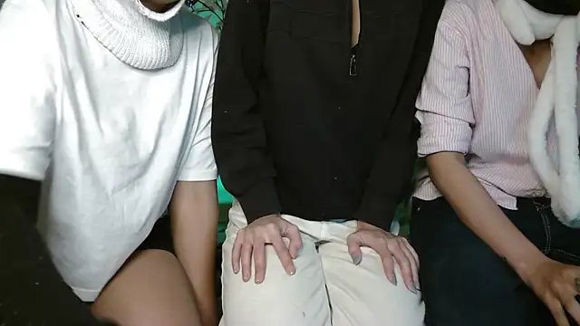 NaughtyThrouple007 online show from January 5, 8:01 pm