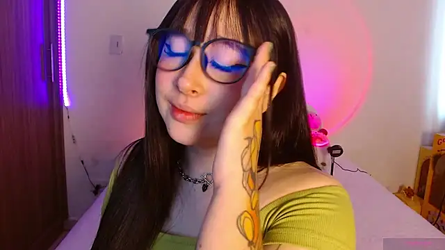 Oliviargf online show from April 28, 2:33 pm