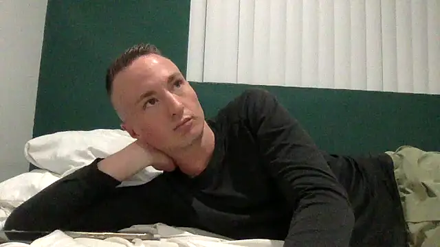 Snapshot of TheDaddy005 chatting on March 8, 3:50 am TheDaddy005 online show from March 8, 3:50 am