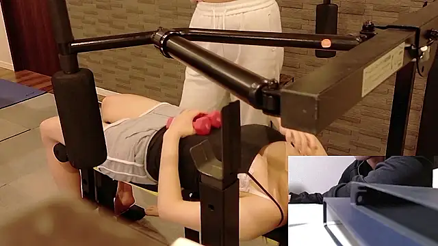 Snapshot of Stretch-man chatting on November 12, 8:04 am Stretch-man online show from November 12, 8:04 am