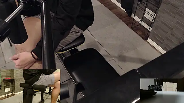 Snapshot of Stretch-man chatting on December 3, 5:22 pm Stretch-man online show from December 3, 5:22 pm