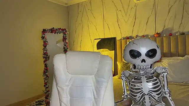 Snapshot of _Vikky_Moon_ chatting on October 28, 12:47 am Vikky Moon online show from October 28, 12:47 am