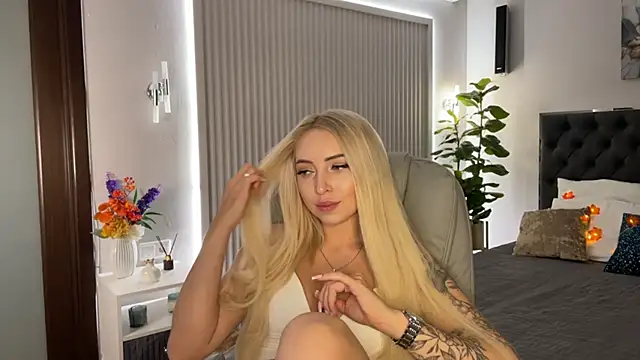 Snapshot of OhMyEmma chatting on October 3, 11:46 pm OhMyEmma online show from October 3, 11:46 pm