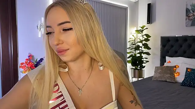 Snapshot of OhMyEmma chatting on October 6, 1:36 am OhMyEmma online show from October 6, 1:36 am