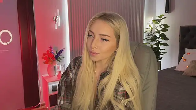 Snapshot of OhMyEmma chatting on October 11, 1:16 am OhMyEmma online show from October 11, 1:16 am