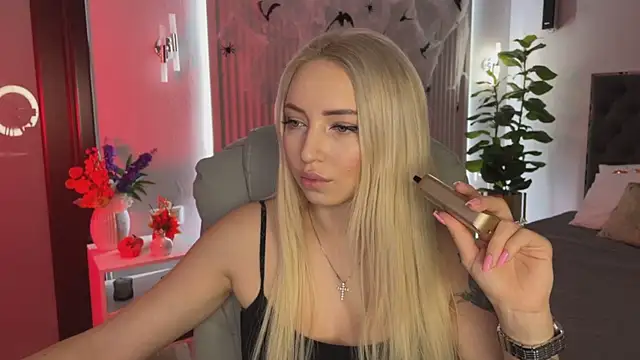 Snapshot of OhMyEmma chatting on October 25, 1:13 am OhMyEmma online show from October 25, 1:13 am