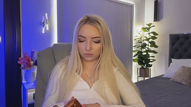 Snapshot of OhMyEmma chatting on November 9, 1:15 am OhMyEmma online show from November 9, 1:15 am