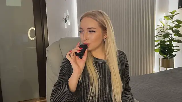 Snapshot of OhMyEmma chatting on November 13, 12:53 am OhMyEmma online show from November 13, 12:53 am