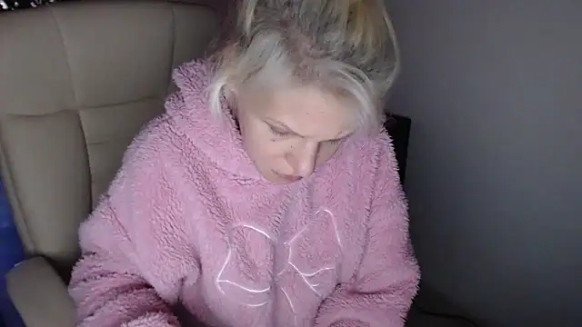 ElssaRush online show from December 3, 8:00 am