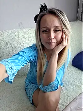 Snapshot of b_l_o_n_d_i_n_k_a chatting on March 21, 10:50 am b l o n d i n k a online show from March 21, 10:50 am
