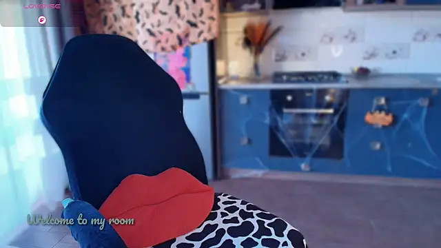 emlana online show from October 25, 1:29 pm